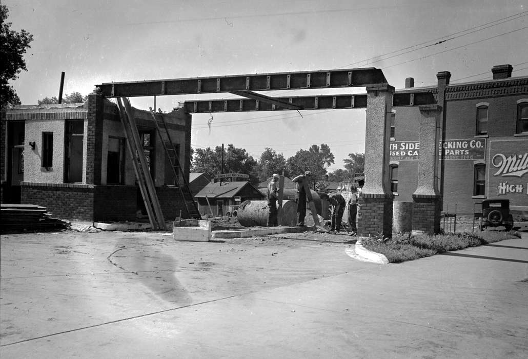 construction, Ottumwa, IA, construction crew, history of Iowa, Lemberger, LeAnn, Motorized Vehicles, Iowa, Cities and Towns, car, Businesses and Factories, Labor and Occupations, ladder, Iowa History