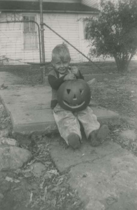 Tama, IA, Iowa, pumpkin, Children, Portraits - Individual, jack-o-lantern, halloween, Wiese, Rose, history of Iowa, Holidays, Iowa History