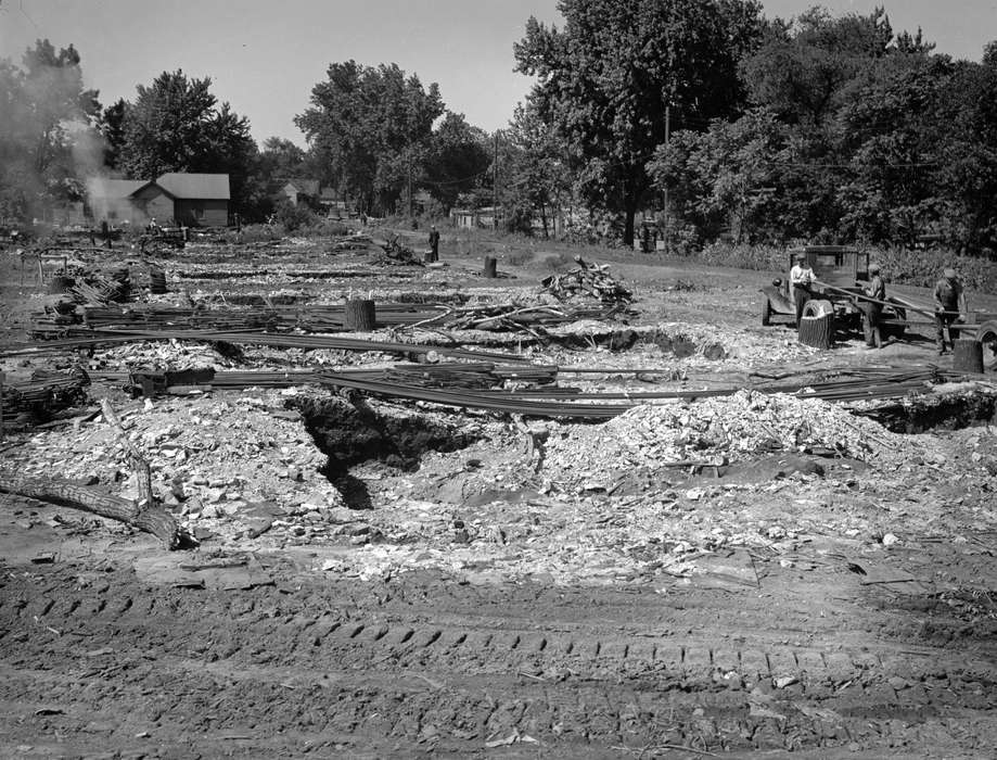 Ottumwa, IA, steel, construction crew, dirt road, Lemberger, LeAnn, history of Iowa, Motorized Vehicles, Iowa, car, Labor and Occupations, Iowa History