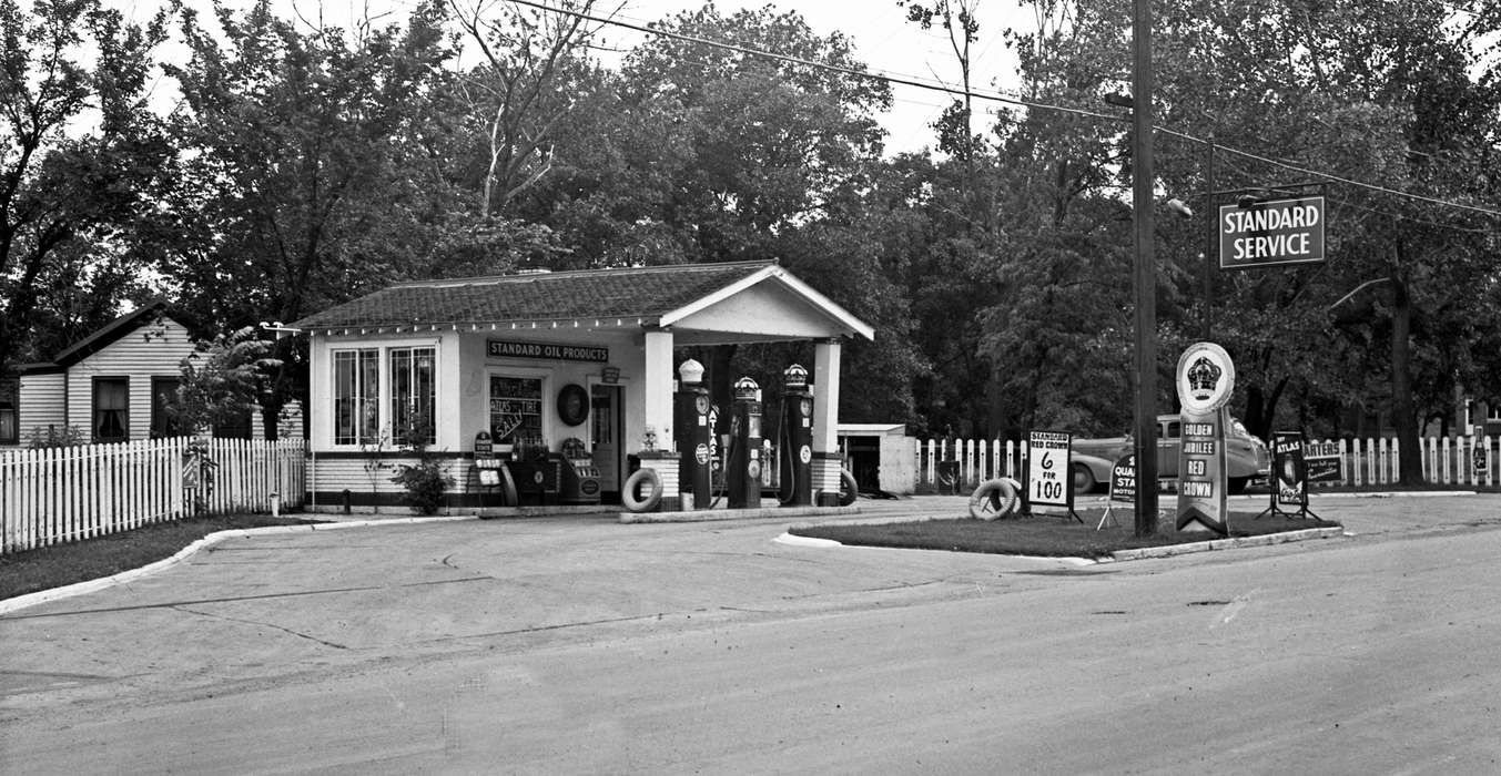 history of Iowa, Iowa History, Ottumwa, IA, automobile, Lemberger, LeAnn, Motorized Vehicles, Businesses and Factories, standard oil, gas station, Iowa, Cities and Towns