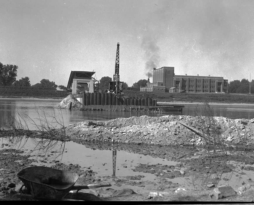 construction, Ottumwa, IA, history of Iowa, Lemberger, LeAnn, Motorized Vehicles, crane, bridge, Lakes, Rivers, and Streams, Cities and Towns, Iowa, wheelbarrow, river, Iowa History