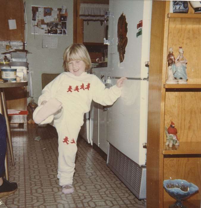 history of Iowa, kitchen, Iowa History, Reinbeck, IA, East, Lindsey, Iowa, Homes, Children, refrigerator, Portraits - Individual