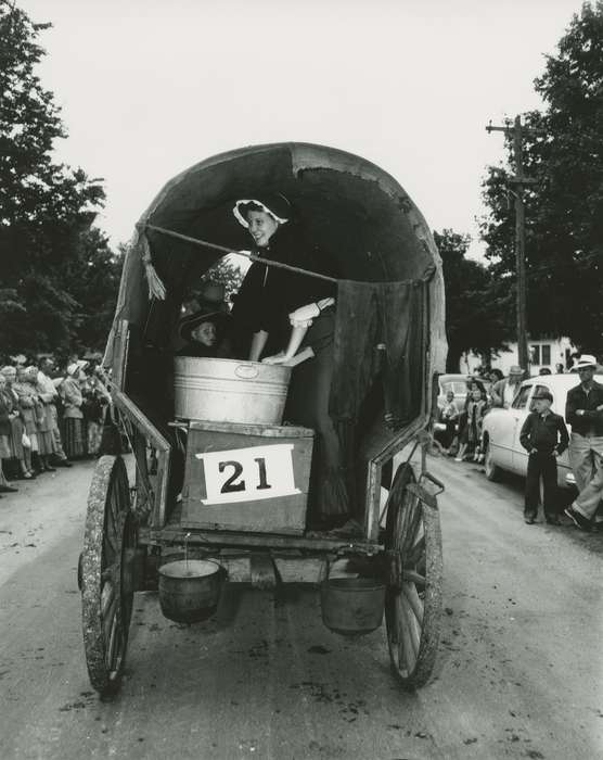 kettle, Iowa History, Entertainment, Waverly Public Library, covered wagon, Iowa, history of Iowa, pot, costume, Denver, IA, wash tub, crowd, street