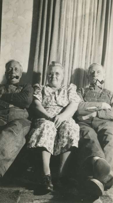 Austinville, IA, Iowa History, pipe, Leisure, Iowa, history of Iowa, Homes, Families, living room, Bartlett, Elizabeth