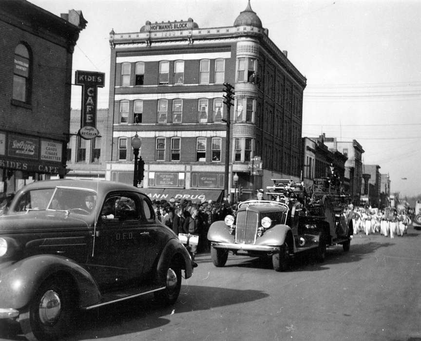 spectator, Travel, Iowa, parade, car, drugstore, Lemberger, LeAnn, Cities and Towns, Ottumwa, IA, street, history of Iowa, Motorized Vehicles, Main Streets & Town Squares, Iowa History