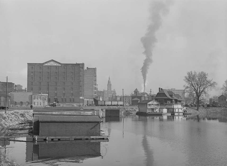 Main Streets & Town Squares, history of Iowa, Iowa History, river bank, Library of Congress, Motorized Vehicles, Businesses and Factories, brick building, Lakes, Rivers, and Streams, mississippi river, smokestack, rail car, Cities and Towns, Iowa, Train Stations