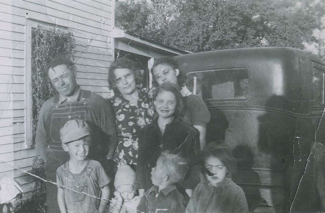 Portraits - Group, car, Iowa History, Iowa, Motorized Vehicles, IA, Hansen, Viola, Children, history of Iowa