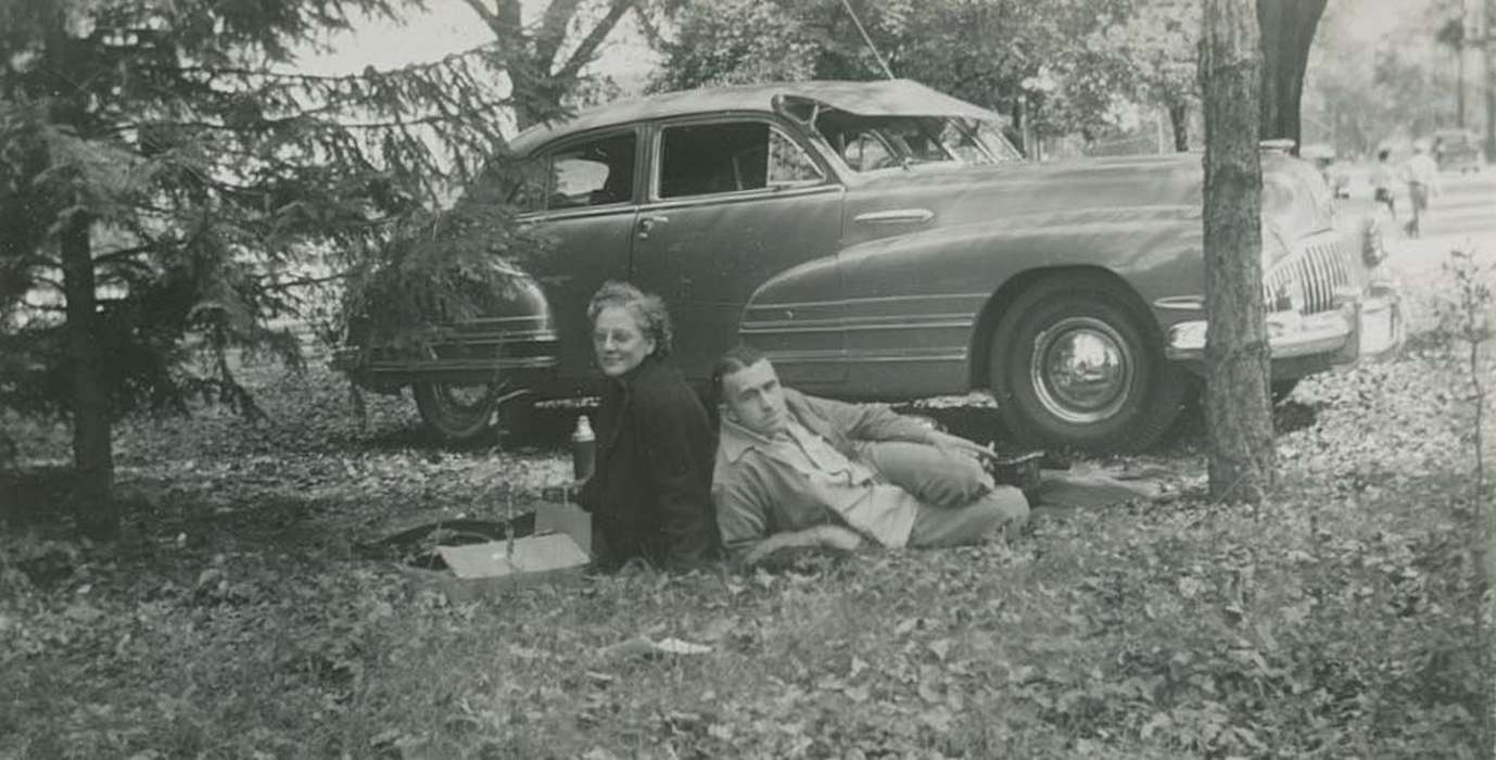 Portraits - Group, picnic basket, thermos, Iowa, couple, picnic, Leisure, car, Elderkin, Don, Spring Lake, MN, history of Iowa, Motorized Vehicles, Iowa History