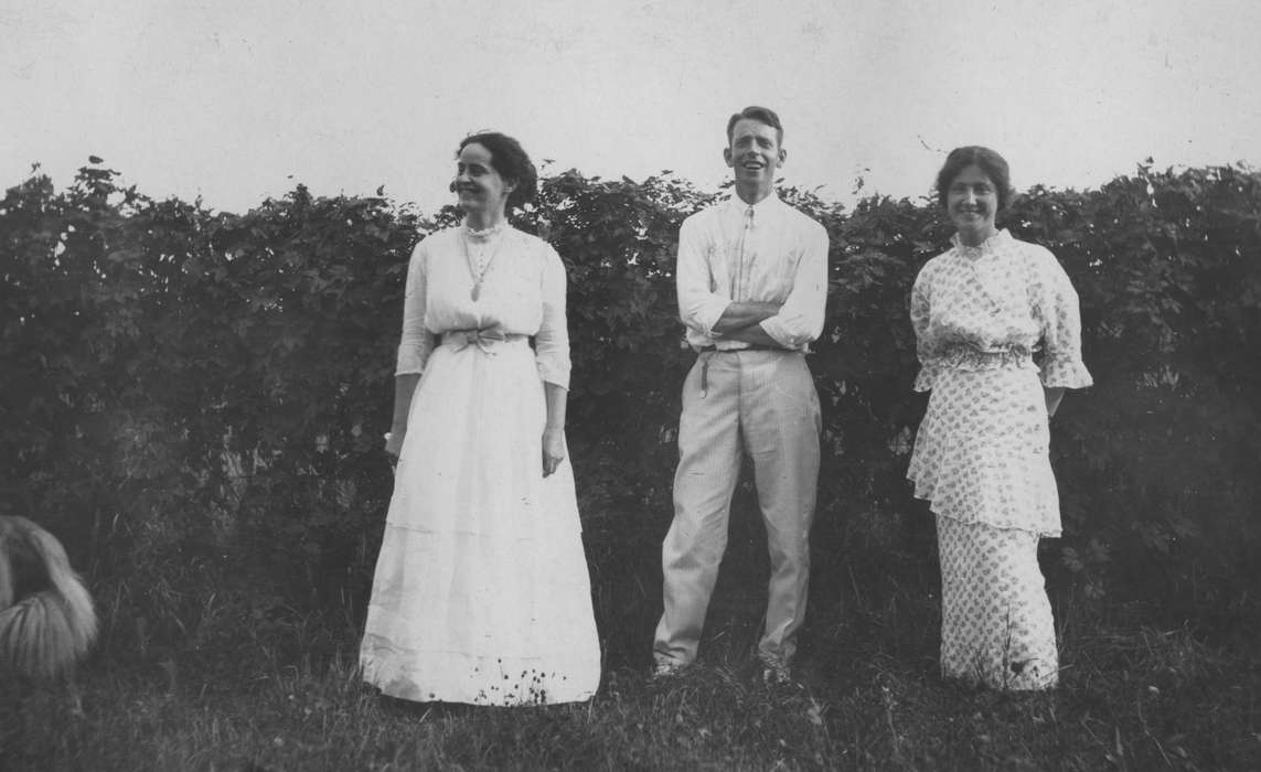 Portraits - Group, IA, Iowa, hedge, necklace, bow, smile, Leisure, King, Tom and Kay, dress, history of Iowa, Iowa History