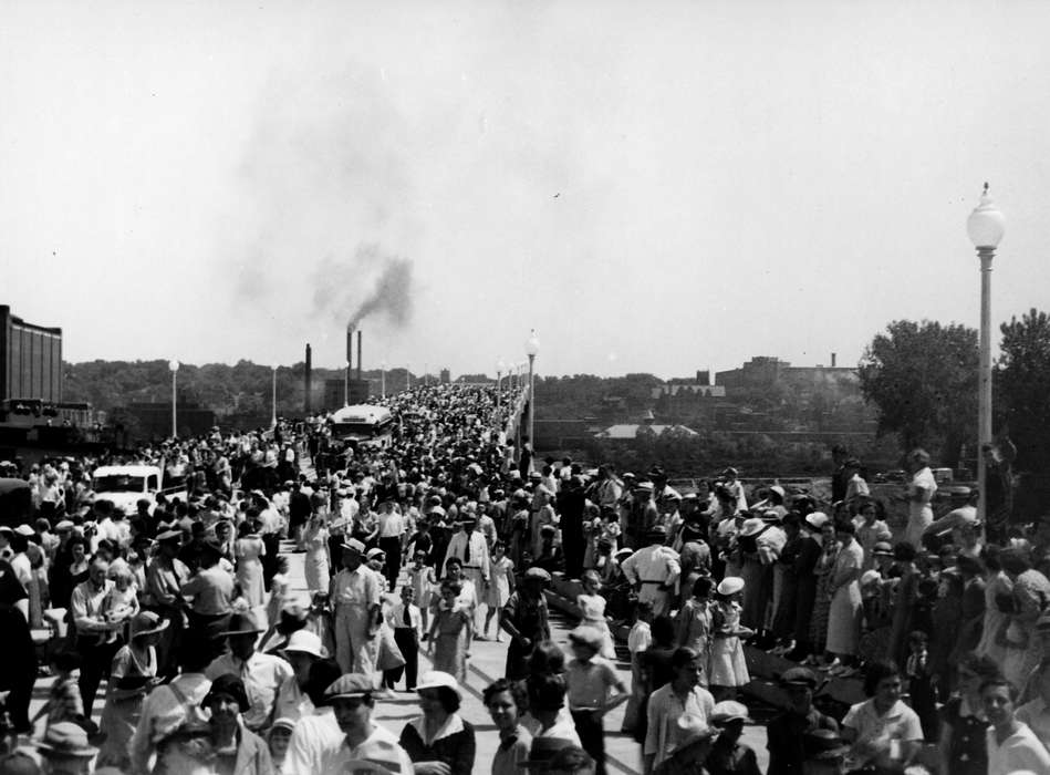 Iowa, Ottumwa, IA, truck, crowd, Entertainment, Lemberger, LeAnn, street light, Cities and Towns, party, bridge, history of Iowa, Motorized Vehicles, Iowa History