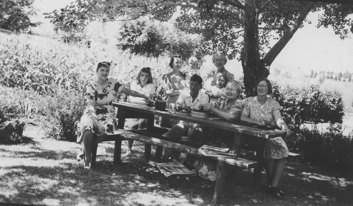 Outdoor Recreation, Portraits - Group, Iowa, Families, Mullenix, Angie, Vinton, IA, history of Iowa, picnic, Iowa History