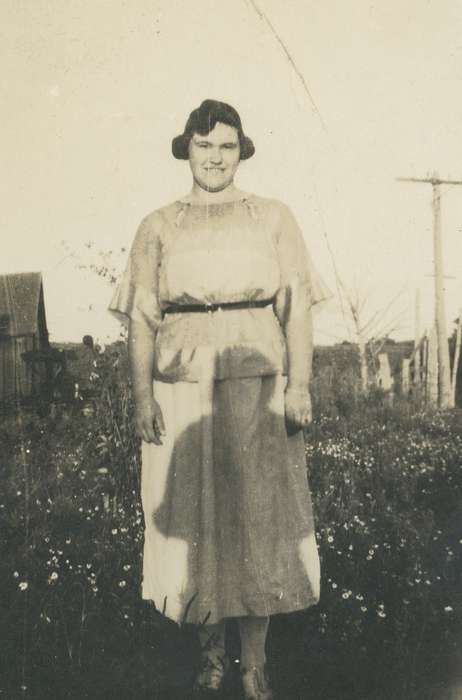 photographer's shadow, Iowa, USA, woman, Iowa History, Portraits - Individual, history of Iowa, belt, Spilman, Jessie Cudworth, shadow