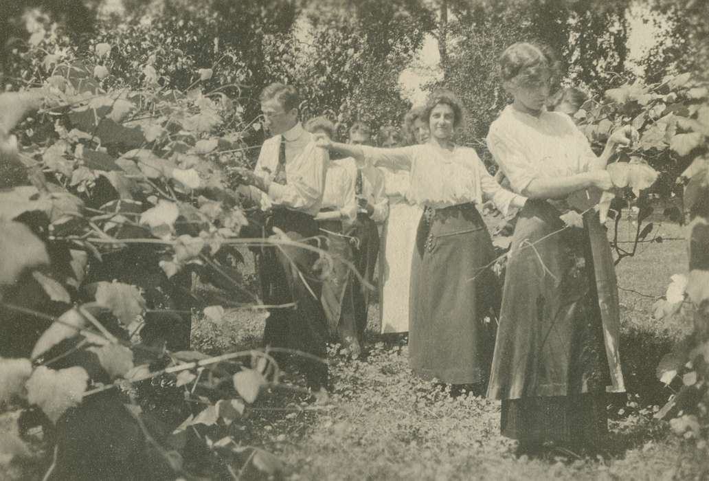 Portraits - Group, Iowa History, LeQuatte, Sue, Iowa, IA, vineyard, Leisure, history of Iowa