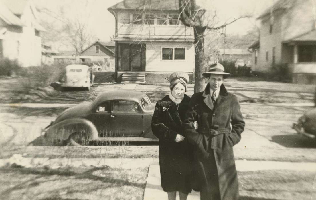 Portraits - Group, Iowa, hat, coat, Homes, sidewalk, house, Des Moines, IA, history of Iowa, Bergeson, Marilyn, tree, Motorized Vehicles, Iowa History, automobile