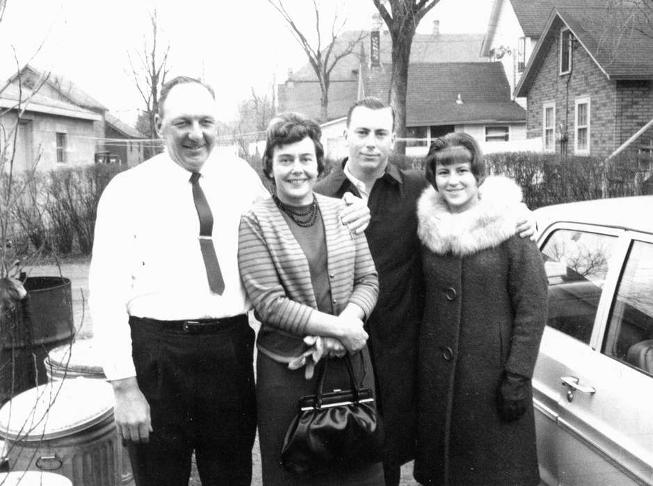 Cities and Towns, Hatcher, Darlene, purse, Iowa History, Iowa, history of Iowa, Portraits - Group, Families, USA