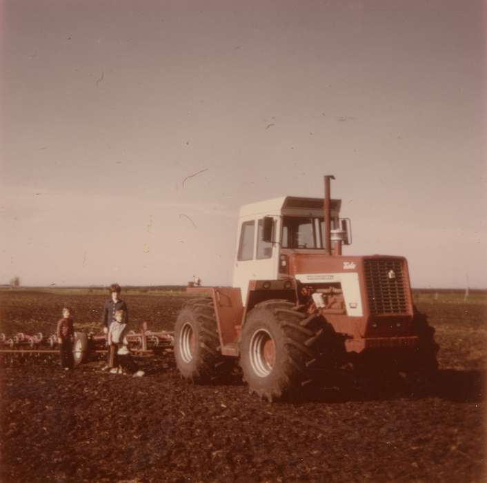 Portraits - Group, Iowa, USA, international harvester, Families, Hegland, Merlyn, Farming Equipment, Farms, tractor, history of Iowa, Iowa History