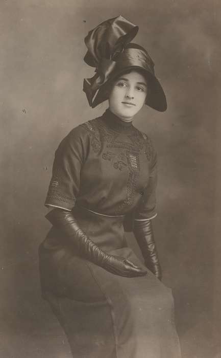 Waverly Public Library, gloves, history of Iowa, Iowa History, woman, Iowa, gown, correct date needed, hat, Portraits - Individual
