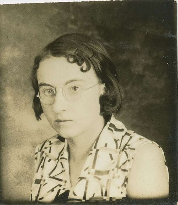 IA, pin curl, Iowa, woman, Iowa History, hairstyle, Portraits - Individual, Hansen, Viola, history of Iowa, glasses