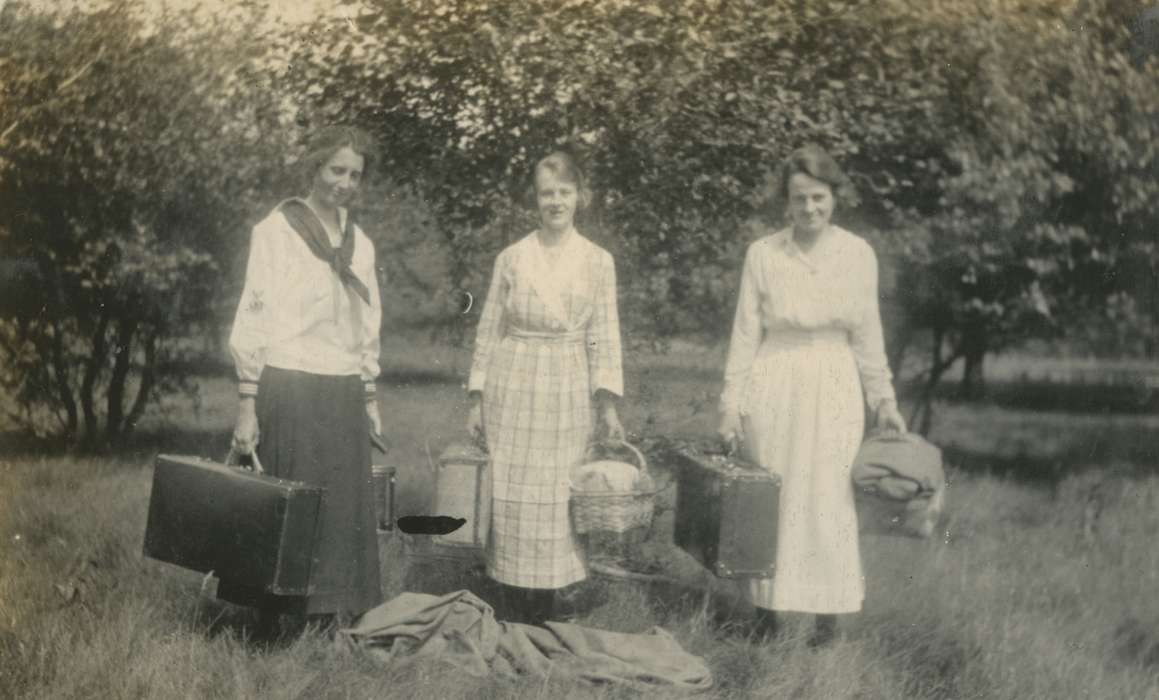 Portraits - Group, Iowa, Eldora, IA, Leisure, suitcases, women, history of Iowa, picnic, Iowa History, Mortenson, Jill