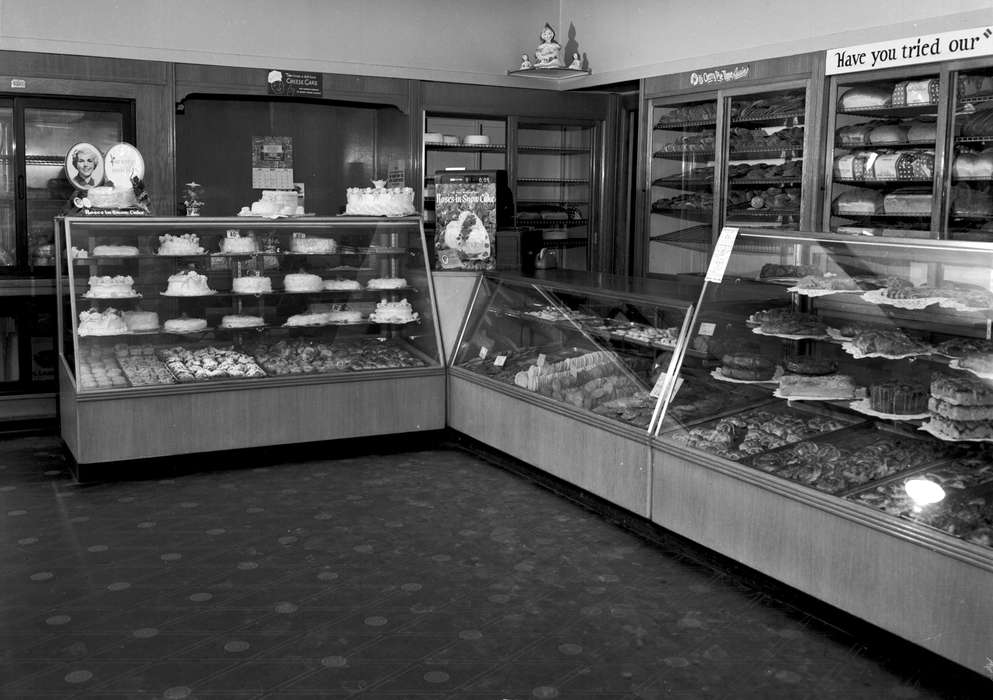 cake, Iowa History, Ottumwa, IA, bakery, history of Iowa, Businesses and Factories, donut, display case, Iowa, Lemberger, LeAnn, Food and Meals