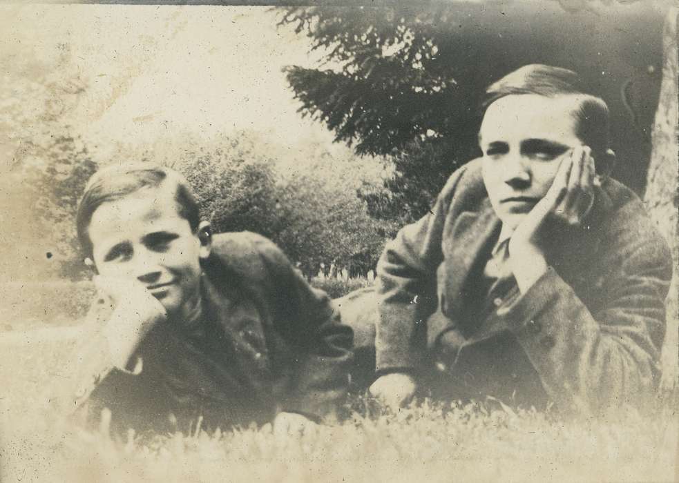 Neessen, Ben, suit, Iowa History, Leisure, Children, Iowa, history of Iowa, Portraits - Group, grass, IA
