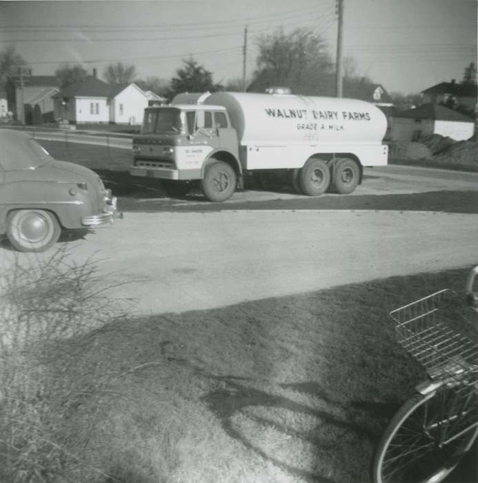 Gaede, Russell, Sumner, IA, truck, history of Iowa, Farms, Iowa, milk, Businesses and Factories, Labor and Occupations, Iowa History, Farming Equipment, dairy