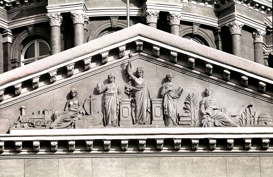 history of Iowa, capitol, Iowa History, Lemberger, LeAnn, roof, Iowa, carving, Cities and Towns, statue, Des Moines, IA