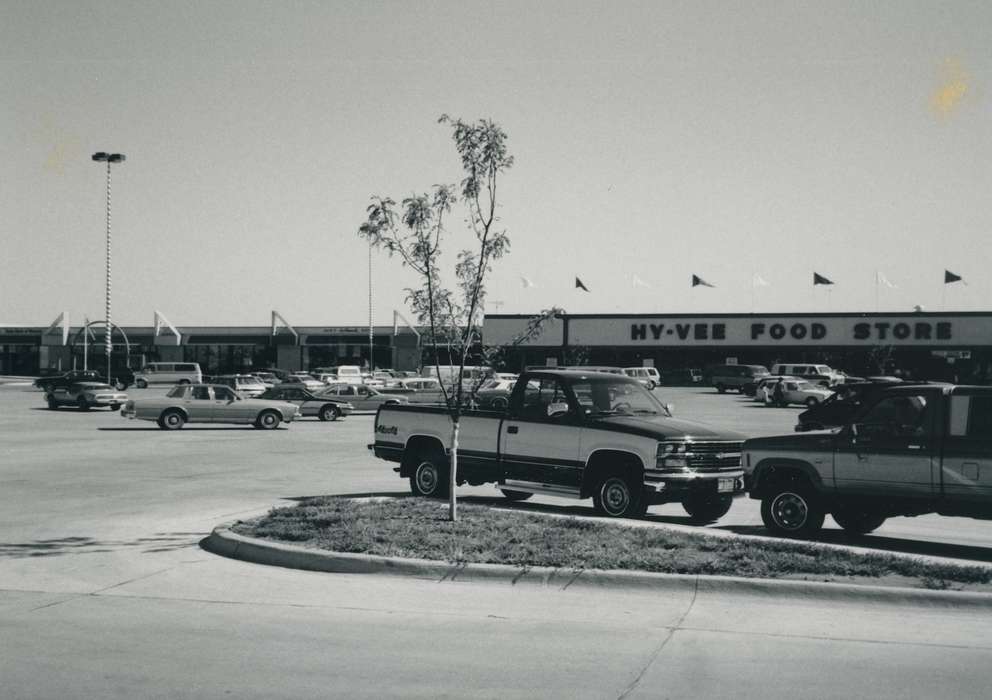 grocery store, history of Iowa, Iowa History, Motorized Vehicles, Businesses and Factories, hy-vee, car, parking lot, Iowa, correct date needed, Waverly Public Library